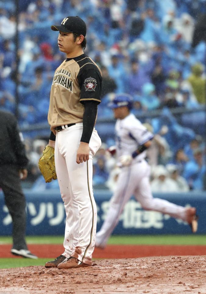 　３回、ＤｅＮＡ・筒香（右）に３ランを浴びた日本ハム・加藤