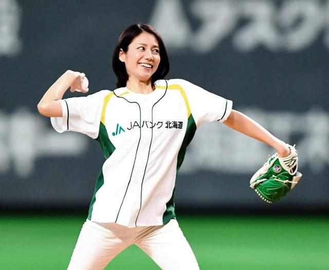 松下奈緒 雰囲気が良くて気持ち良かった 始球式でワンバン投球 野球 デイリースポーツ Online