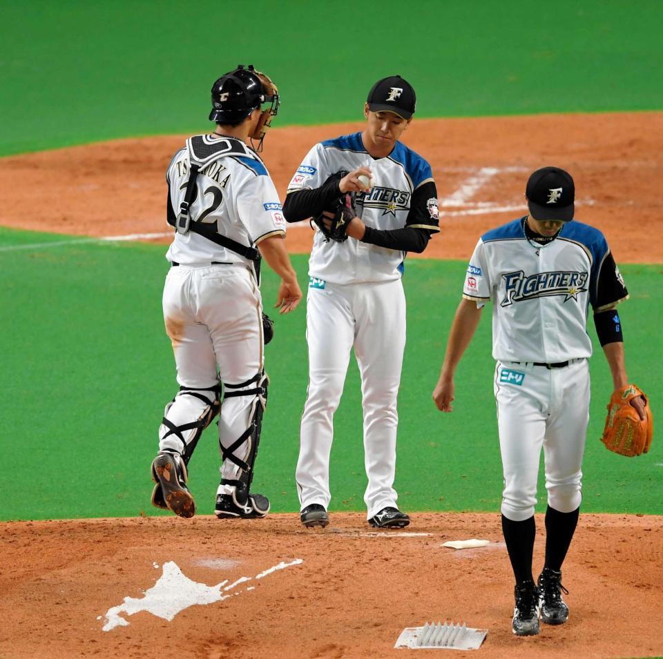 　４回、阪神打線に打ち込まれ肩を落とす斎藤佑（中央）＝撮影・高部洋祐