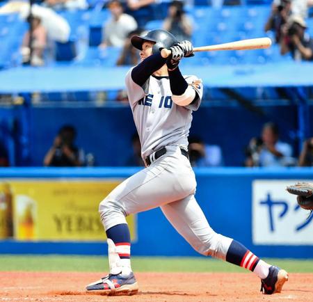 ５回慶應義塾大２死二、三塁、左越え３ランを放つ慶應義塾大・嶋田＝神宮球場（撮影・中田匡峻）