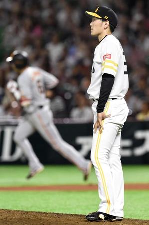 　６回、巨人・坂本勇（左）に勝ち越しソロを浴びたソフトバンク・石川＝ヤフオクドーム