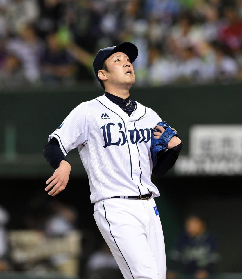 ９回２死一、三塁、ヤクルト・雄平に勝ち越し打を浴びた西武・増田