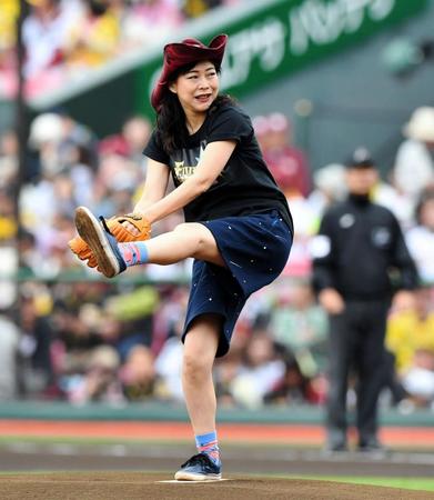 始球式を務めた椿鬼奴＝楽天生命パーク（撮影・棚橋慶太）