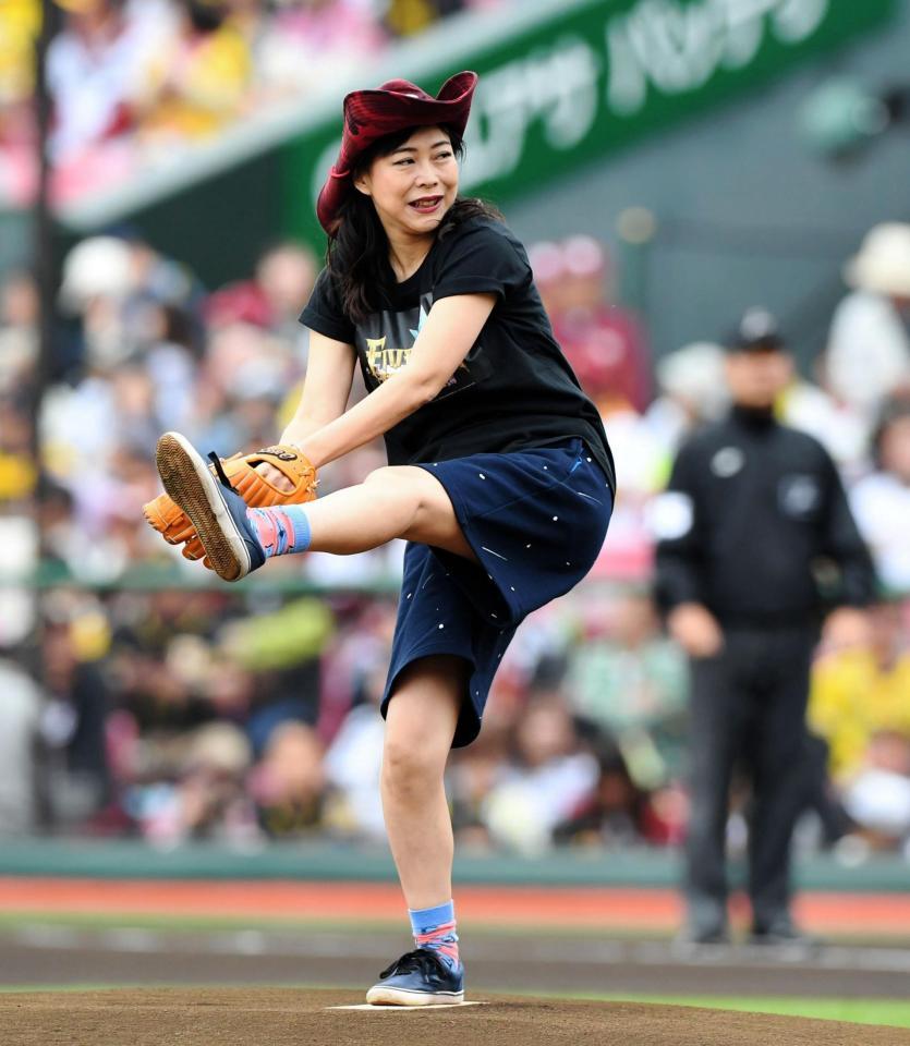 始球式を務めた椿鬼奴＝楽天生命パーク（撮影・棚橋慶太）