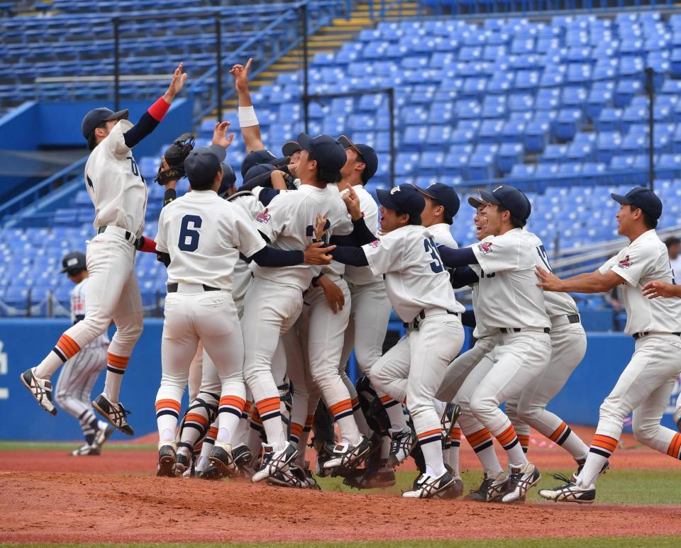 東北福祉大ー国際武道大　優勝を決め、マウンドへ駆け寄る東北福祉大ナイン＝神宮（撮影・出月俊成）