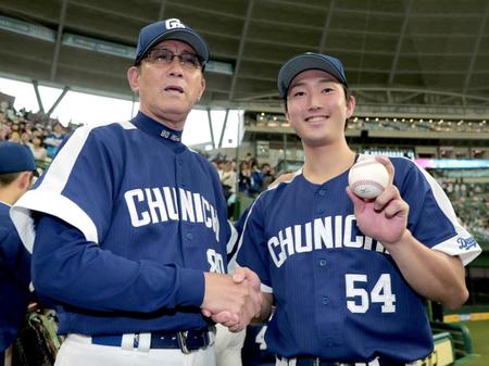 　プロ初勝利を挙げ、ウイニングボールを手に森監督（左）と笑顔を見せる藤嶋