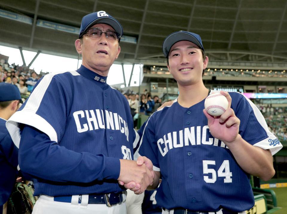 　プロ初勝利を挙げ、ウイニングボールを手に森監督（左）と笑顔を見せる藤嶋