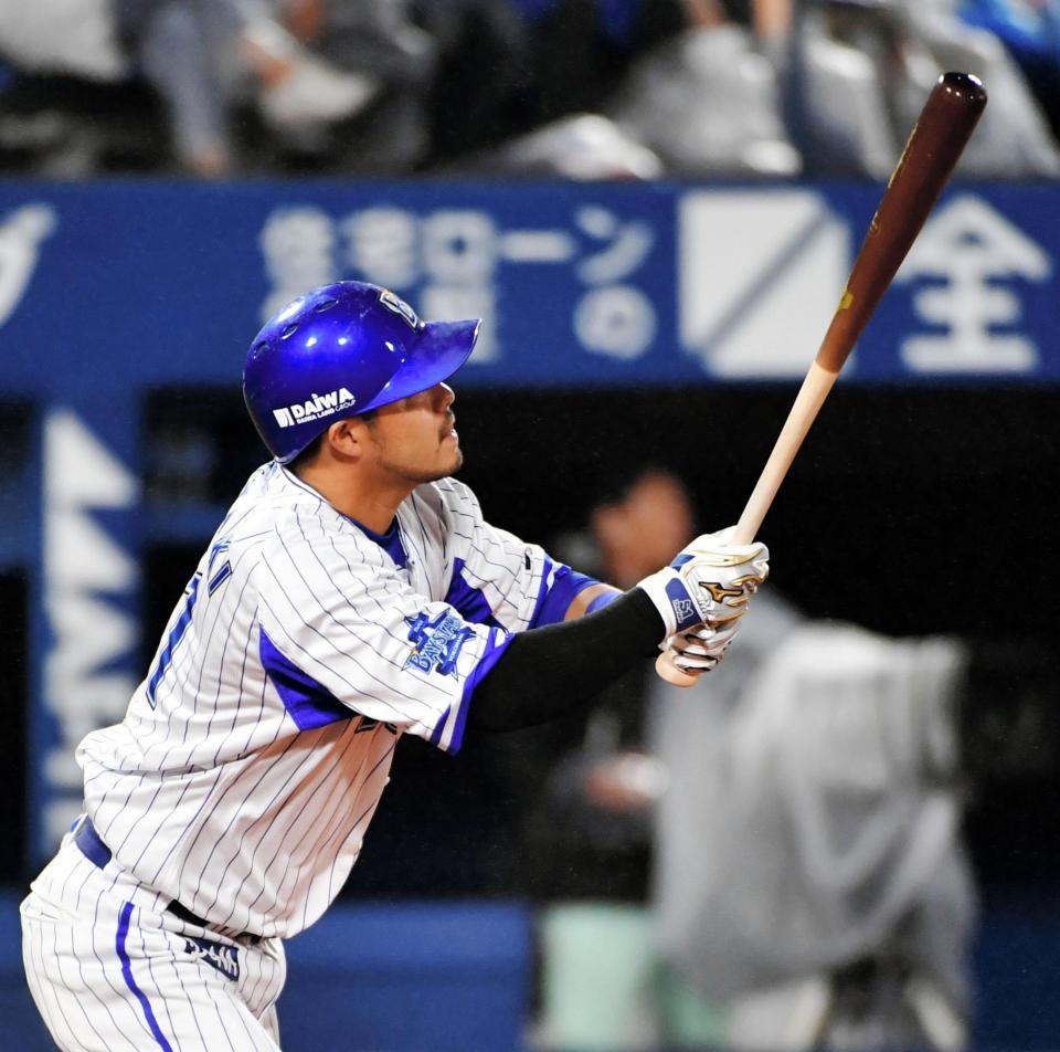 ４回ＤｅＮＡ１死二塁、中越えに先制２ランを放つ宮崎敏郎＝横浜スタジアム（撮影・西岡正）