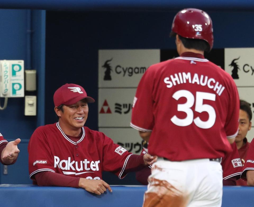 　３回、今江の左前適時打で生還した島内（手前）を迎える平石監督代行