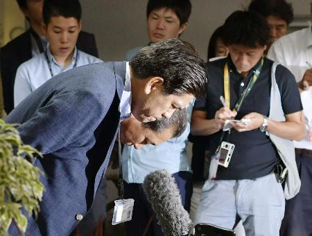 　誤審問題について記者会見し頭を下げる友寄正人審判長（手前左）ら＝２３日、ほっともっと神戸