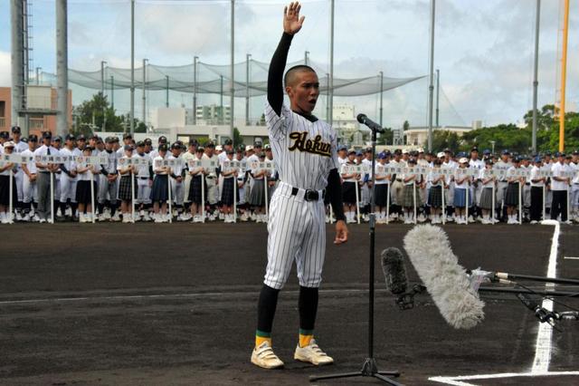 高校野球沖縄大会が全国トップを切って慰霊の日に開幕　北部農林主将が宣誓