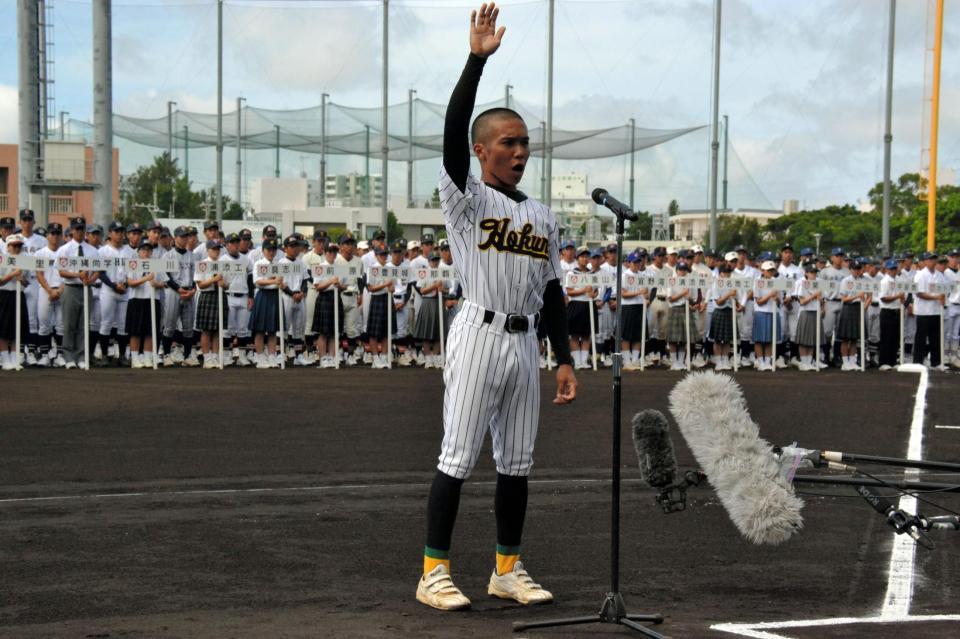 第１００回全国高校野球選手権記念沖縄大会開会式で選手宣誓する北部農林・岸本宗太主将＝沖縄市のコザしんきんスタジアム