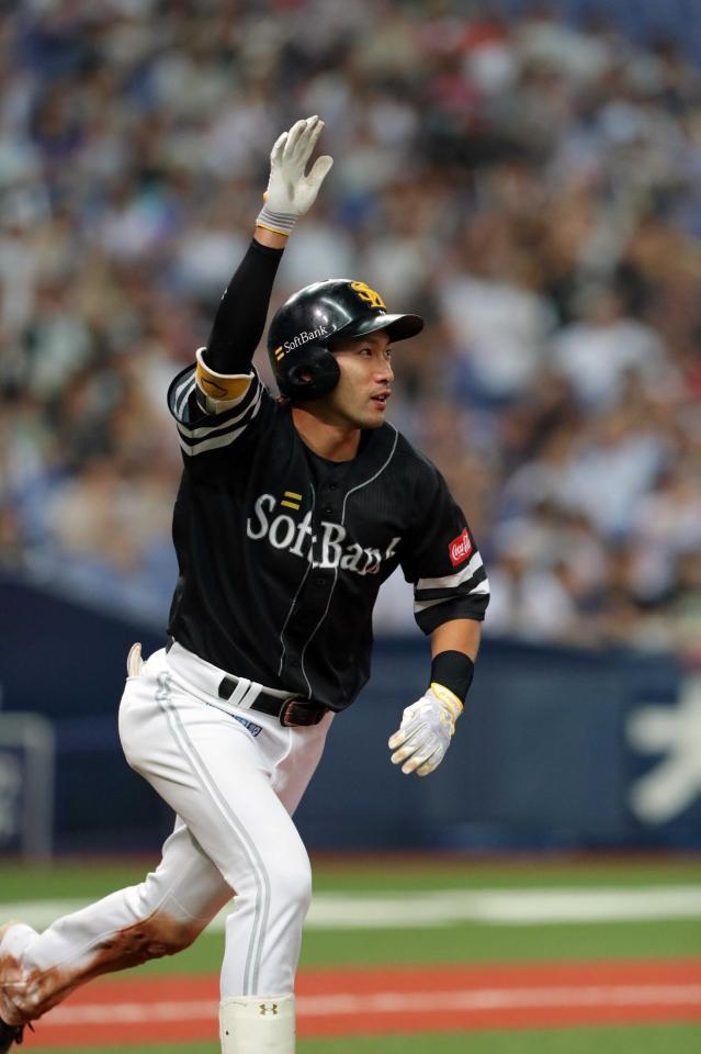 　延長１２回、柳田が勝ち越しのソロを放ち手を上げながら一塁へ駆け出す