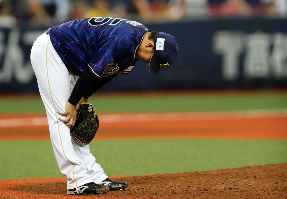 　延長１２回、柳田に勝ち越しソロを浴び、膝に手をつく比嘉