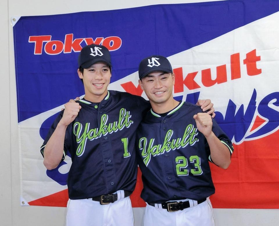 　オールスターのファン投票で選出され、笑顔でポーズを取るヤクルト・青木（右）と山田哲