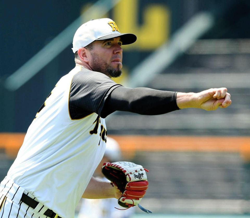 　キャッチボールで調整するメッセンジャー（撮影・田中太一）