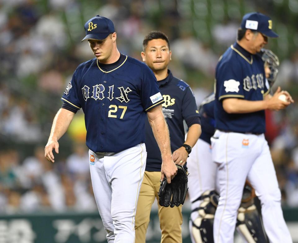 ６回、西武・森友哉に適時打を浴び、降板するオリックス　アンドリュー・アルバース（左）＝メットライフドーム（撮影・西岡正）