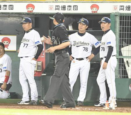 　延長１０回、中村晃の打球の判定で、ファウルが決勝２ランとなり、審判に声をかける福良監督（右端）＝２２日