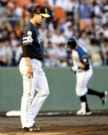 　１回、日本ハムのレアード（右）に本塁打を浴び、４失点目を喫したソフトバンク・千賀＝沖縄セルラー