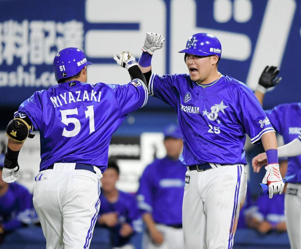 ３回、逆転３ランを放ったＤｅＮＡ・宮崎（左）を迎えるＤｅＮＡ・筒香＝横浜スタジアム（撮影・田中太一）