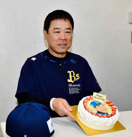 ５８歳の誕生日を迎えたオリックス・福良淳一監督は報道陣から贈られたケーキを手に笑顔を見せる＝メットライフドーム（撮影・中田匡峻）