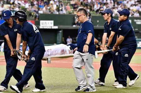 ３回オリックス２死一、三塁、走塁中負傷し、担架で運ばれるオリックス・中島宏之＝メットライフドーム（撮影・中田匡峻）