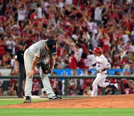 ５回、広島・野間峻祥に勝ち越し３ランを打たれ、マウンドでうなだれる巨人・菅野智之＝マツダスタジアム（撮影・飯室逸平）