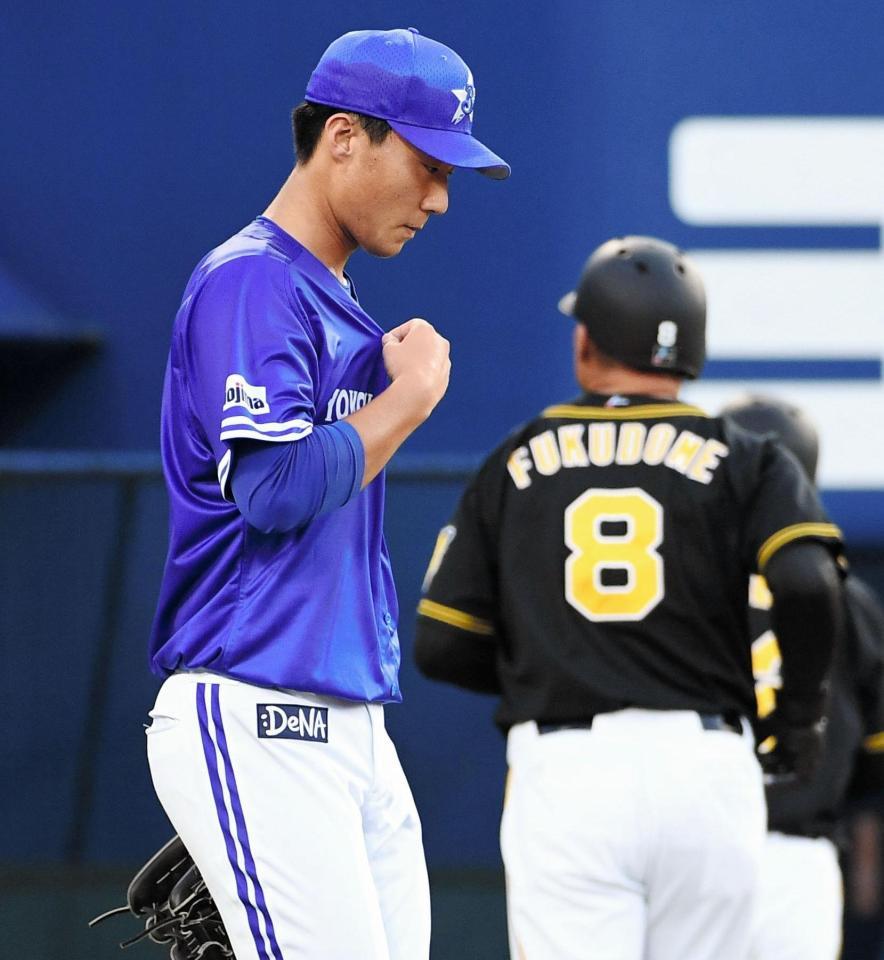 　１回、２点を奪われ下を向く飯塚