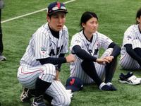ミーティングで確認作業をする女子野球日本代表・橘田恵監督、右は出口彩香主将