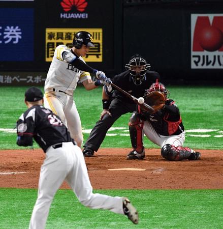 ９回２死一、三塁、サヨナラの２点適時三塁打を放つ上林