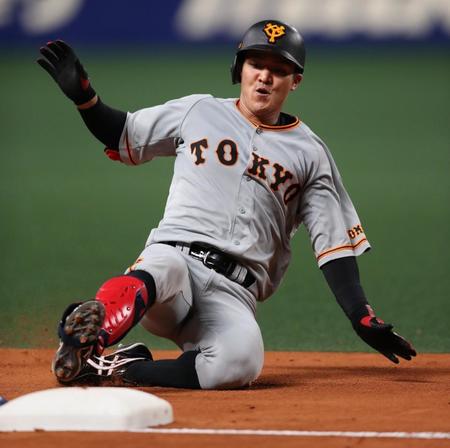 　６回、田中俊が逆転の２点三塁打を放ち三塁に滑り込む