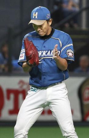 　７回、オリックス・武田を三ゴロに打ち取り、グラブをたたく日本ハム・宮西＝札幌ドーム