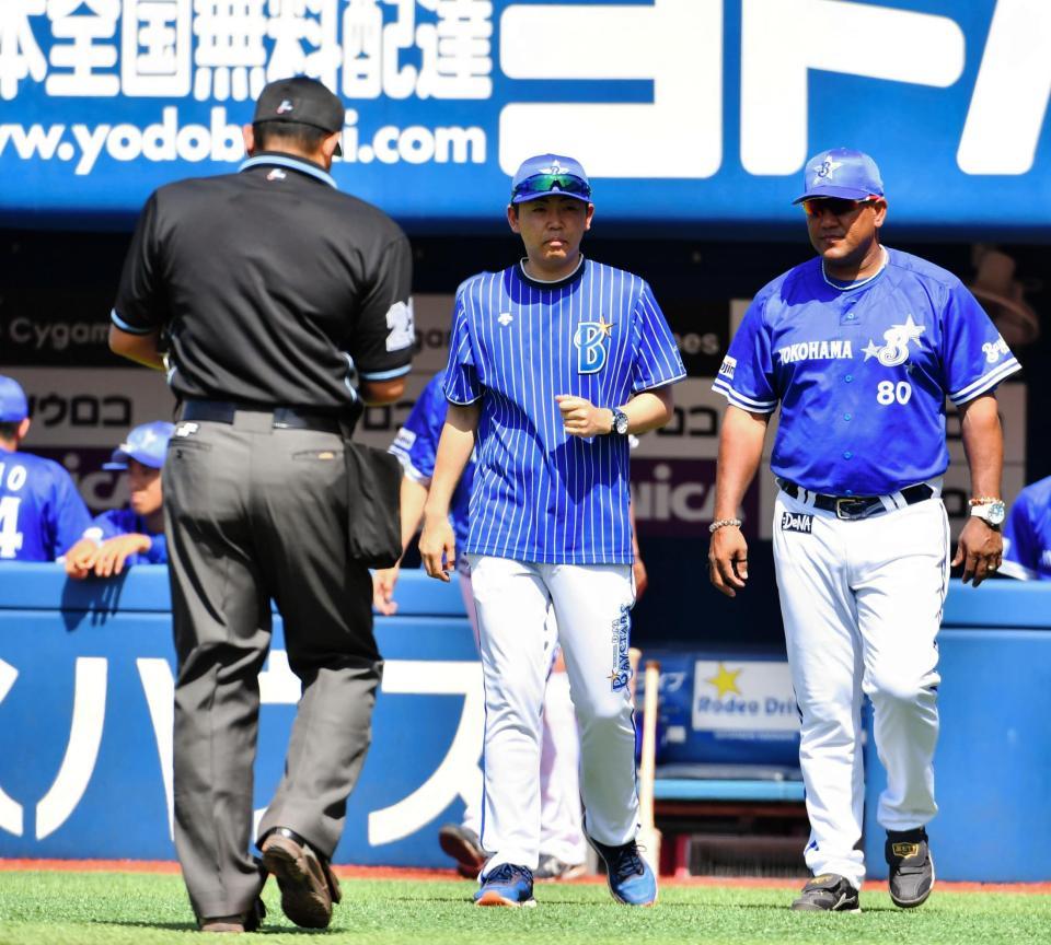 ３回広島２死満塁、広島・菊池を迎えたところで投手交代を告げるＤｅＮＡ・ラミレス監督（右）＝横浜スタジアム（撮影・中田匡峻）