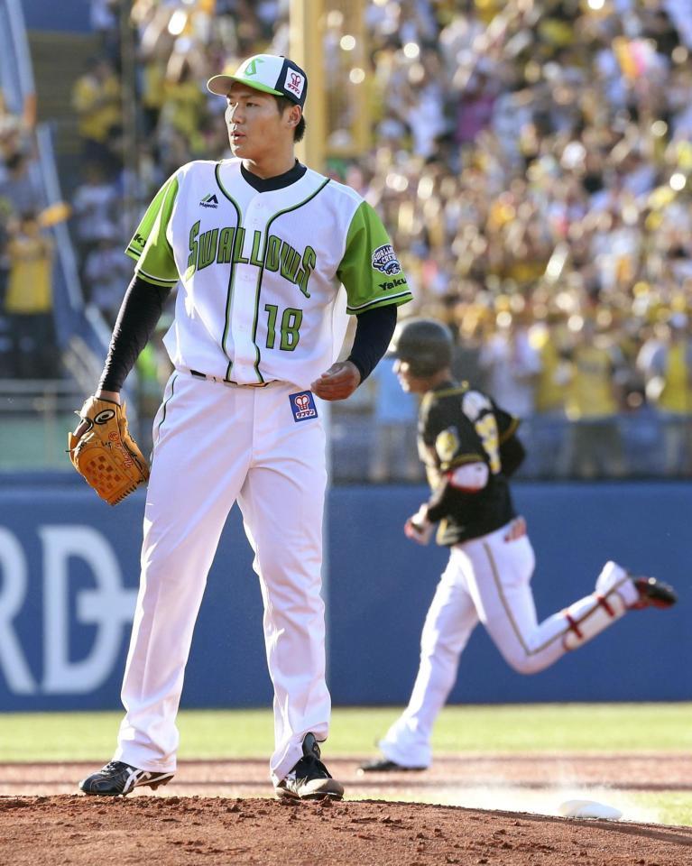 　２回、阪神・俊介（右）に先制ソロを浴びたヤクルト・寺島＝神宮