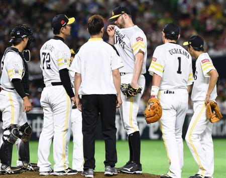 　５回、ロッテに先制を許したバンデンハーク（中央右）のもとに集まるソフトバンクナイン＝ヤフオクドーム