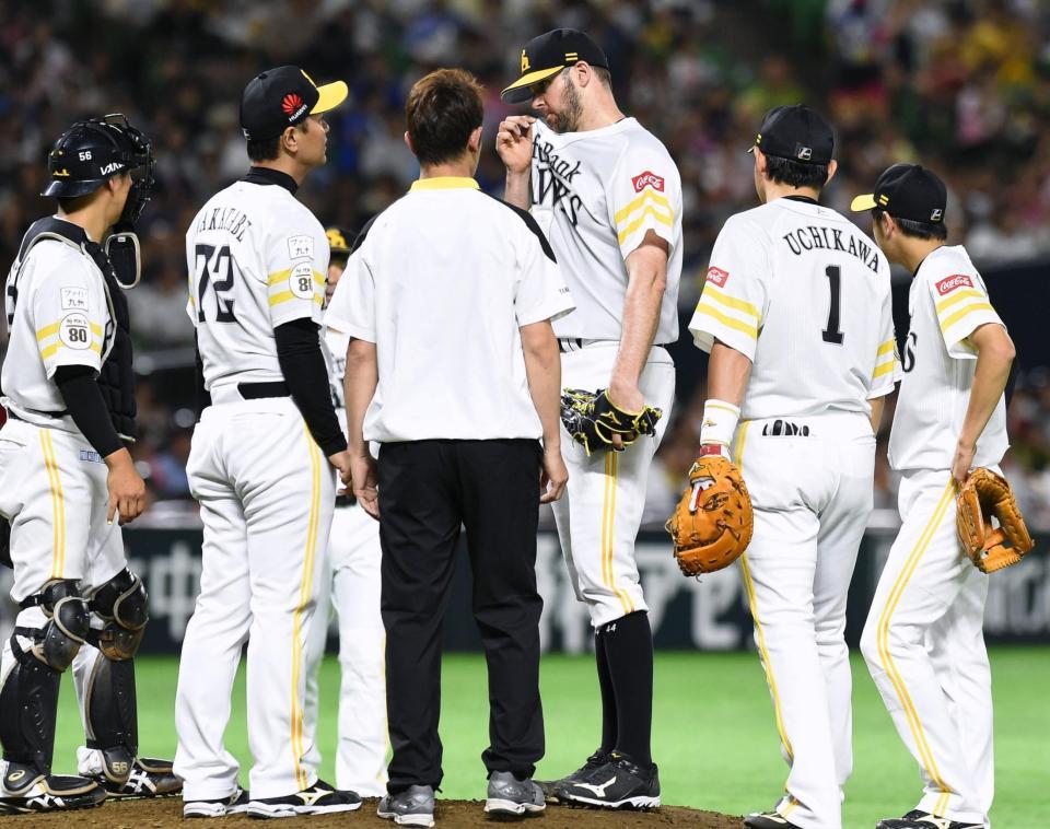 　５回、ロッテに先制を許したバンデンハーク（中央右）のもとに集まるソフトバンクナイン＝ヤフオクドーム