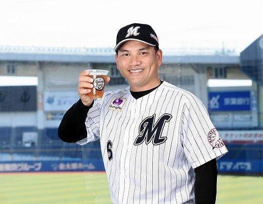 　マリーンズビールを持つ井口監督