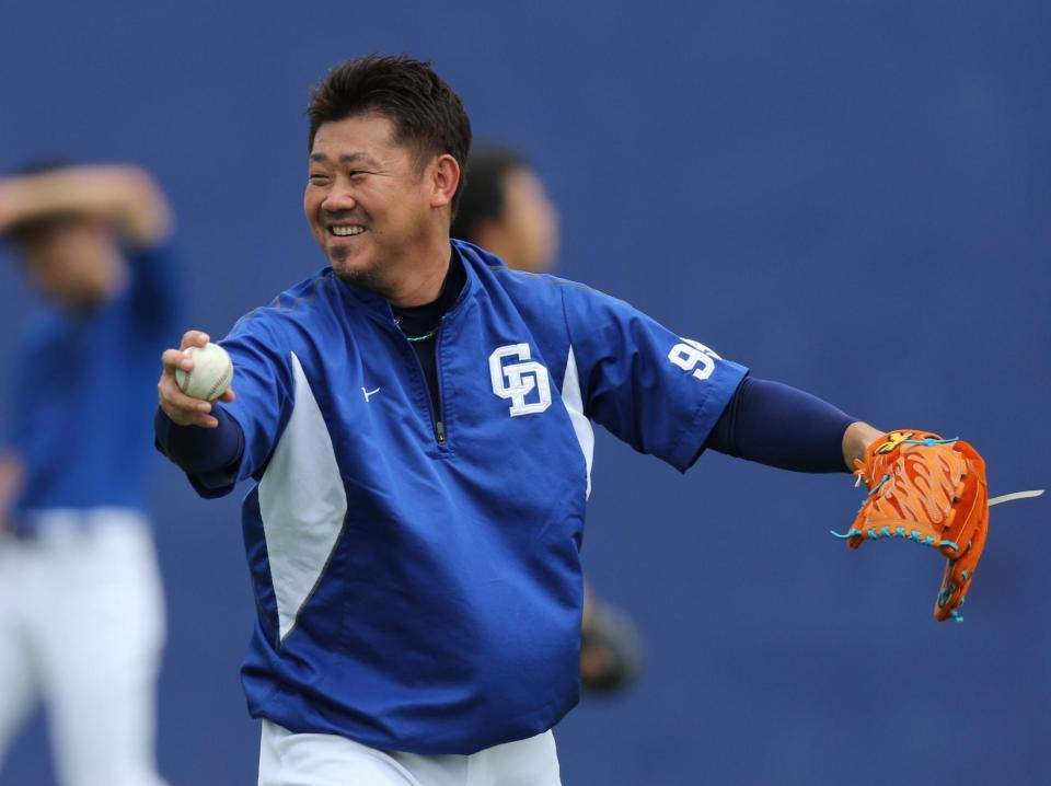 キャッチボール中に笑顔を見せる松坂＝ナゴヤ球場