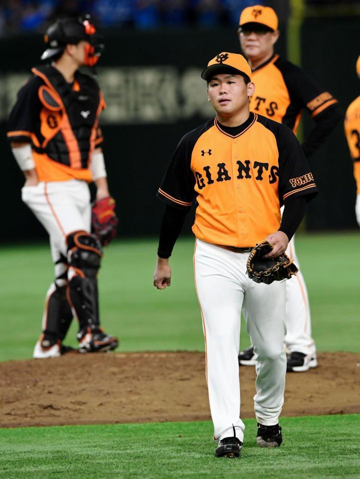 　５回、５失点で途中降板する巨人先発・田口（手前）