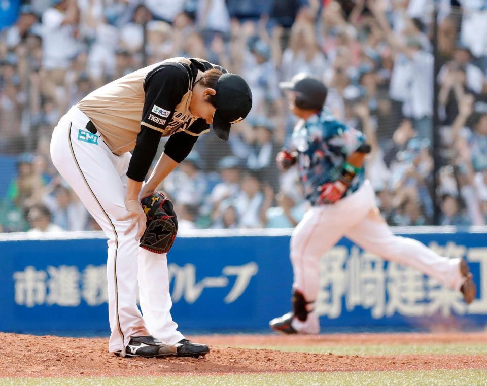 ５回、ロッテ・井上（右）に３ランを浴び、肩を落とす日本ハム・高梨＝ＺＯＺＯマリン