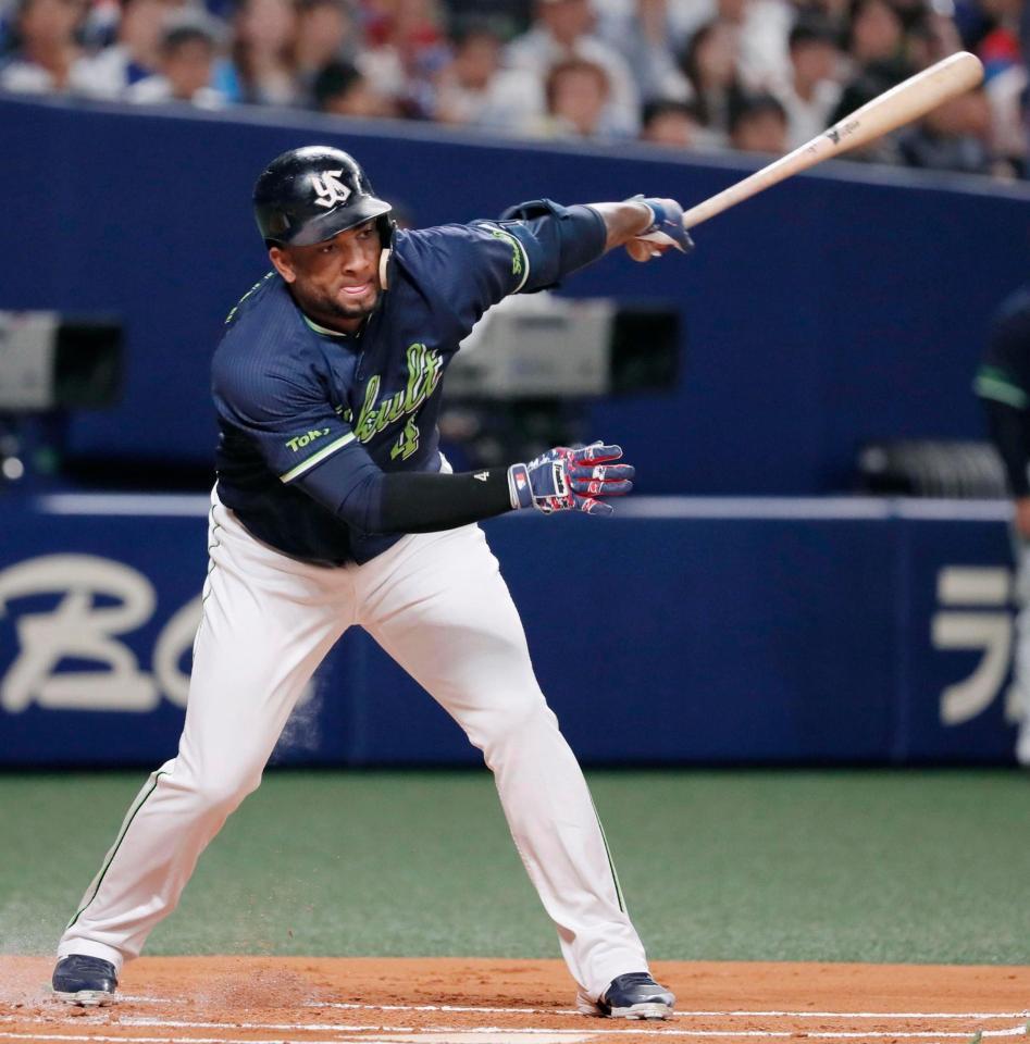 １回、１死一、三塁の好機に空振り三振に倒れたヤクルトのバレンティン＝ナゴヤドーム