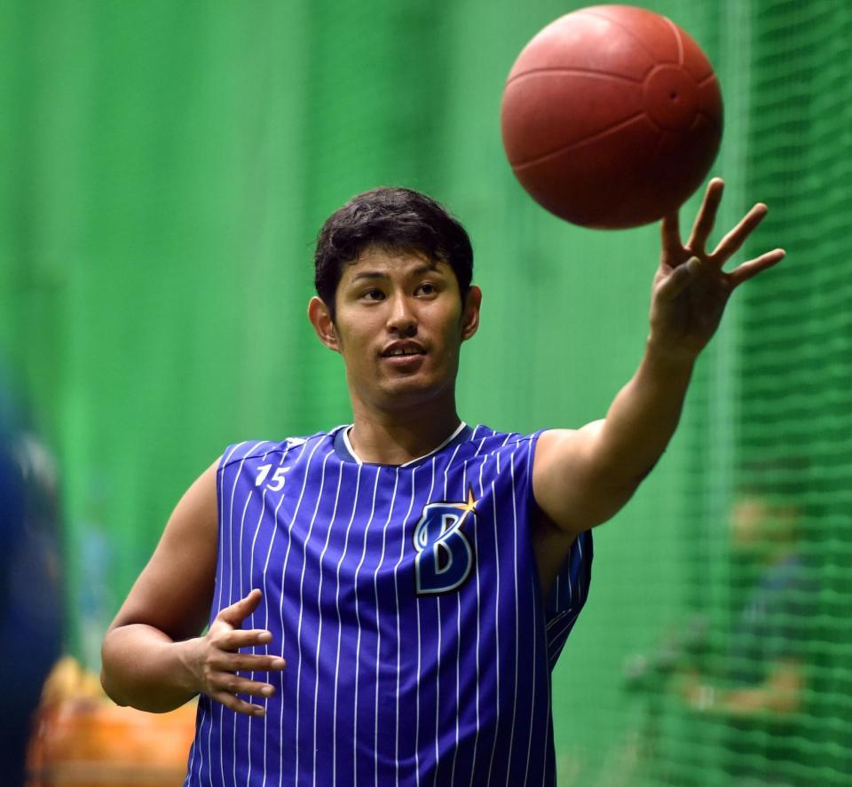 　トレーニングする井納（撮影・山口登）