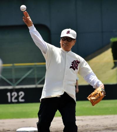 香川大会開幕戦で始球式を行った中西太氏