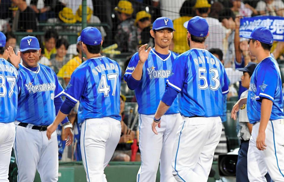 　阪神に勝利し、ナインを迎える井納（中央）とラミレス監督（左）＝撮影・高部洋祐