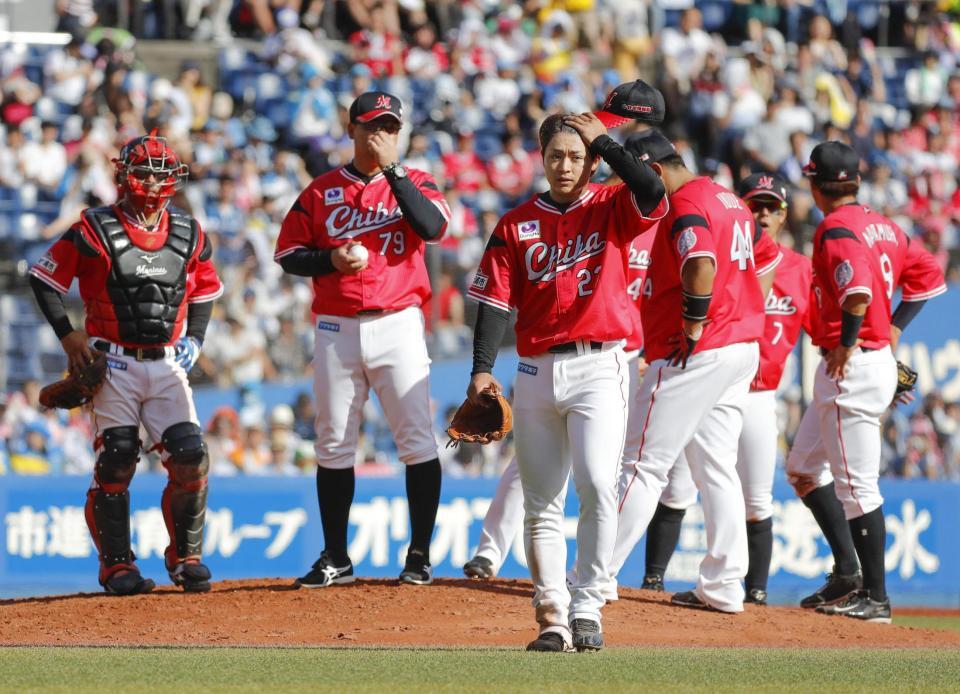 　６回途中、日本ハムに追加点を許し、降板するロッテ・酒居（左から３人目）＝ＺＯＺＯマリン