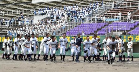 京都成章に敗れあいさつを終えベンチに戻る洛星ナイン＝甲子園（撮影・山口登）