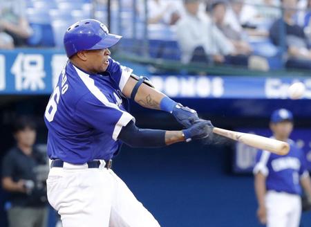 　１回、ビシエドが左越えに先制２ランを放つ