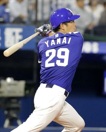 　４回、山井が左中間に２点二塁打を放つ