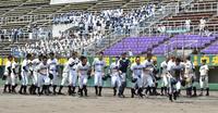 京都成章に敗れあいさつを終えベンチに戻る洛星ナイン＝甲子園（撮影・山口登）