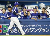 　６回、満塁本塁打を放ったビシエド（左から３人目）を迎える中日ナイン